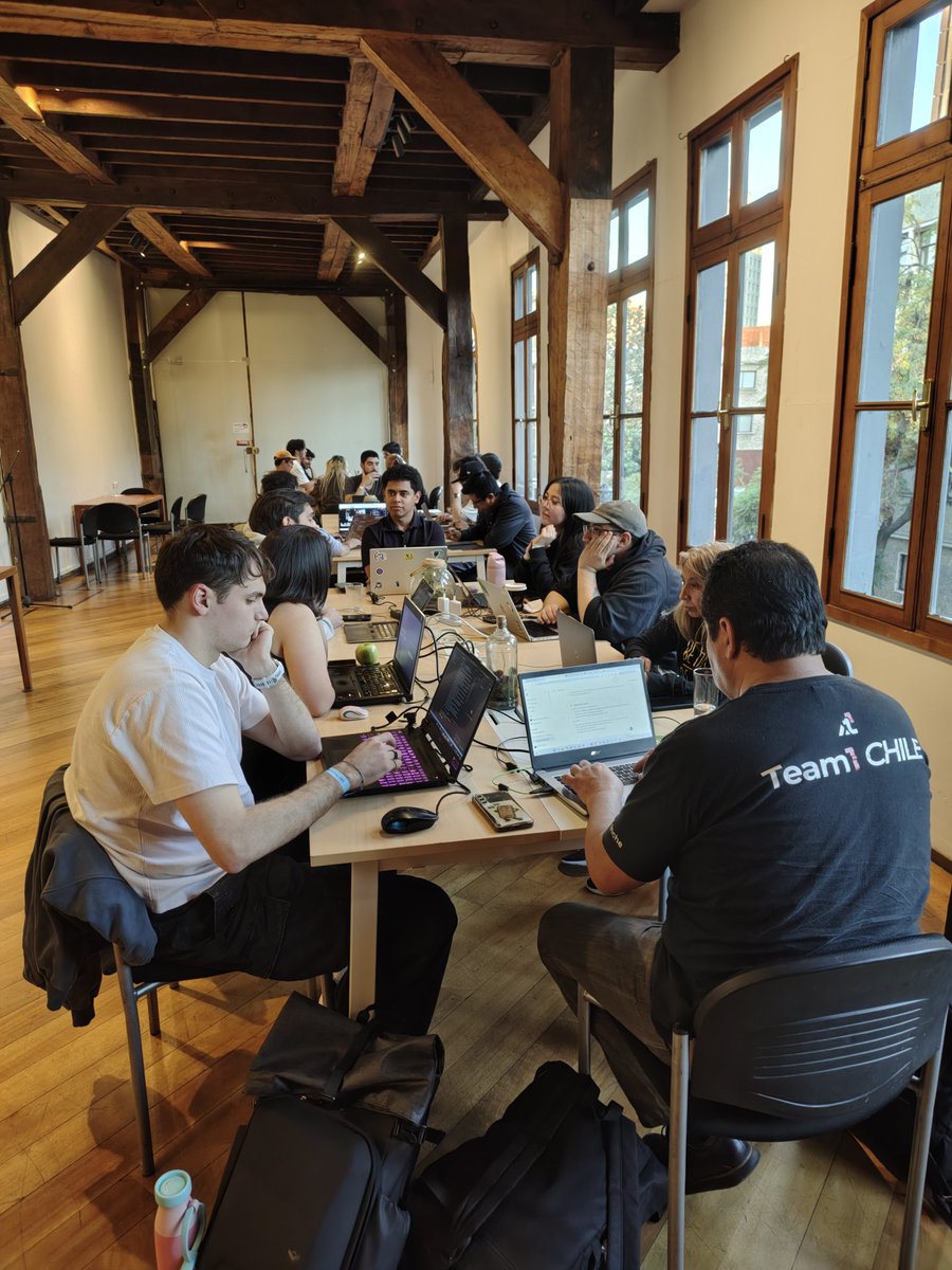 CaBsCrypto's tweet photo. 🛩️A few hours before travel to Consensus Miami 2026...
Last event in Chile, @vercel Hackaton...
Web2 & Web3 community together making moves around AI agents
From Zero to Agent... Chile 🇨🇱🔥
#vercel #hackaton https://t.co/FJn37znamb
