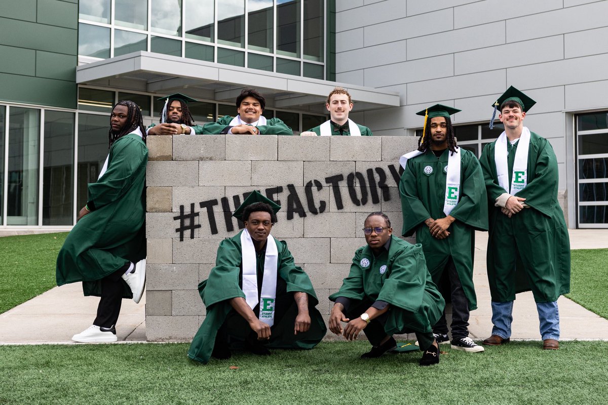 jacksonholt_14's tweet photo. 🎓🎓 https://t.co/iR1cIYsSkg