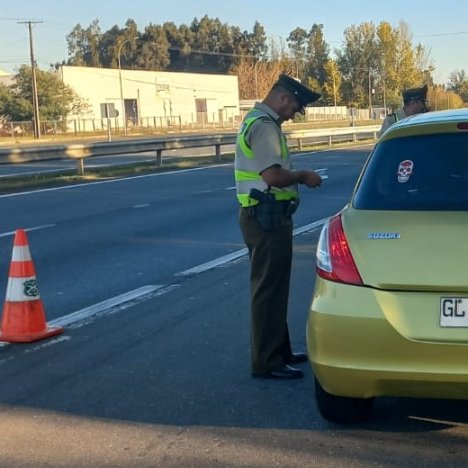 Carab_Maule's tweet image. Porque #La Prevención Es nuestraEsencia, Carabineros de #PARRAL continúa fiscalizando a los vehículos que circulan por la Ruta 5 #Sur; verificando la respectiva documentación además de brindar recomendaciones para evitar accidentes de tránsito, durante este fin de semana largo.