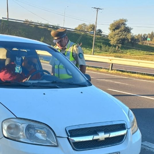 Carab_Maule's tweet image. Porque #La Prevención Es nuestraEsencia, Carabineros de #PARRAL continúa fiscalizando a los vehículos que circulan por la Ruta 5 #Sur; verificando la respectiva documentación además de brindar recomendaciones para evitar accidentes de tránsito, durante este fin de semana largo.