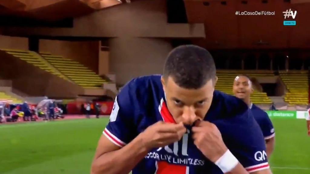 Se besó el escudo jugando contra su ex-equipo el Monaco quién le dió la oportunidad de ser alguien, Lleva aquí dos años y la única vez que le ha dado un beso al escudo es en la presentación y obligado a hacerlo. 

Cuanto antes se vaya, Mejor.