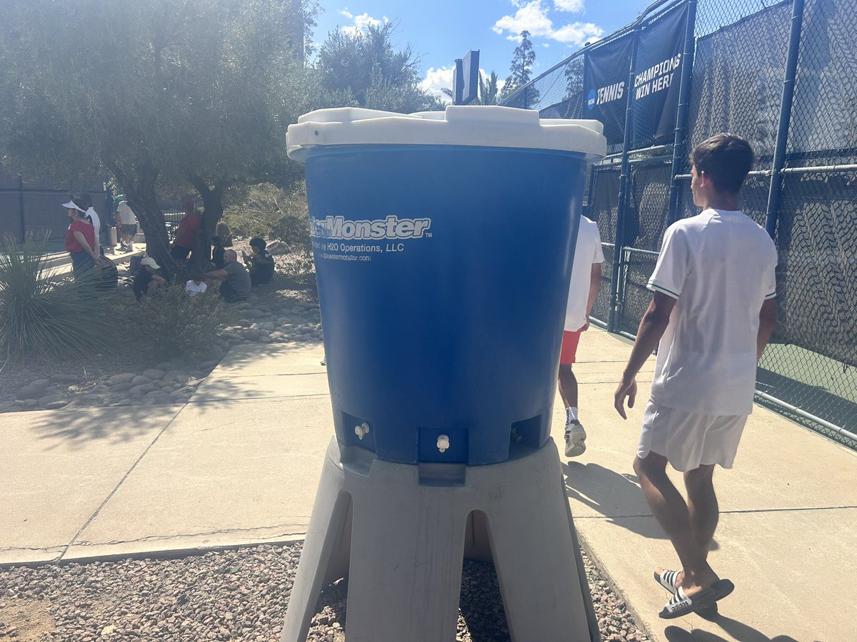 DavidKelly1290's tweet image. #Tucson, Home of the World’s Biggest Water Jug!