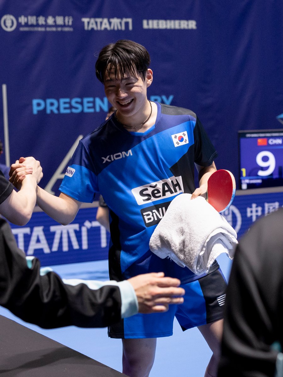 WTTGlobal's tweet image. Absolute scenes here at #ITTFWorlds2026 🤩

Oh Junsung locks in the W for Team Korea Republic: 3-1 over Lin Shidong, and 3-1 overall against Team China 👏

#TableTennis #100YearsofTableTennis