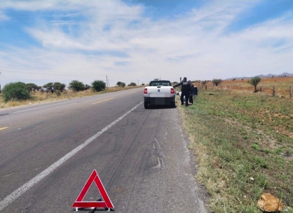 SSP_Zac's tweet image. Como parte de los recorridos permanentes de seguridad, elementos de la #PEP, comisionados a la UNIRSE de Río Grande, dieron apoyo a un conductor que se encontraba varado sobre la Carretera Federal No.49, en el municipio de Juan Aldama.n9.cl/74x68e