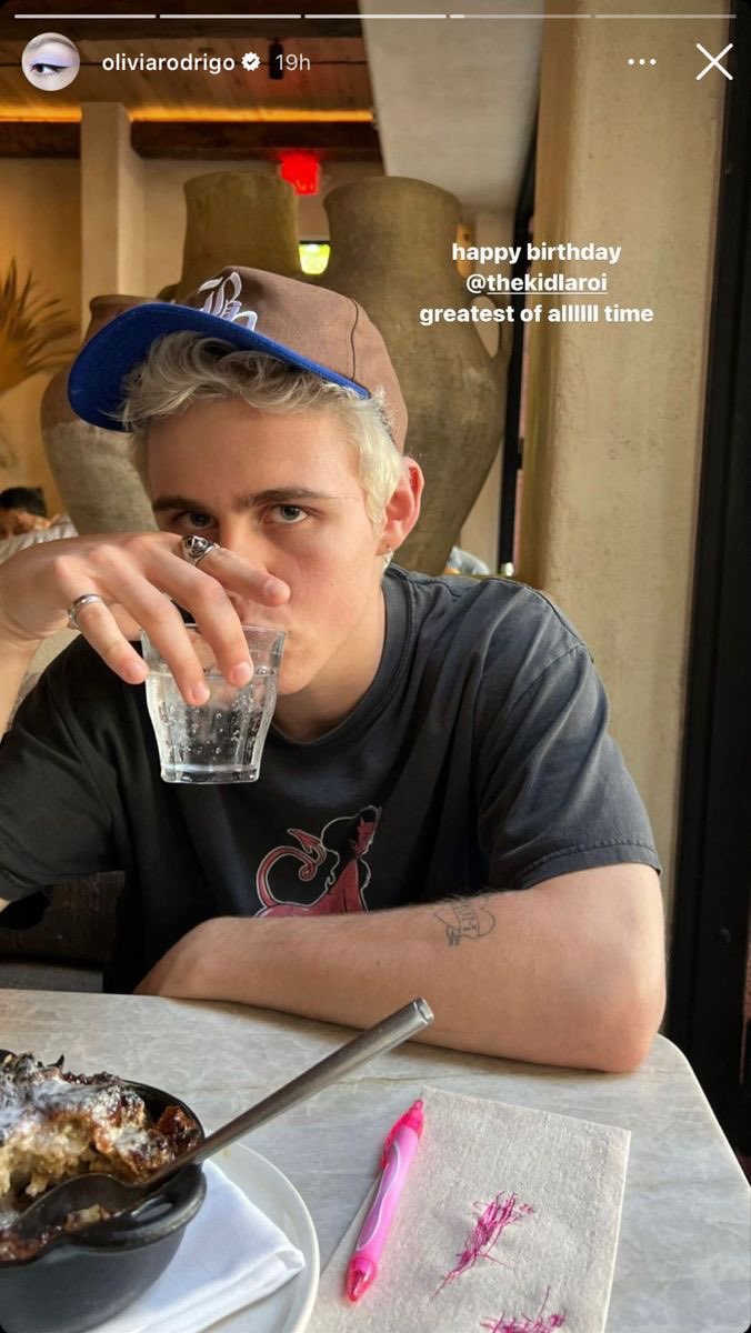jay loves drop dead & begged 🩷🤍🎸 tweet media