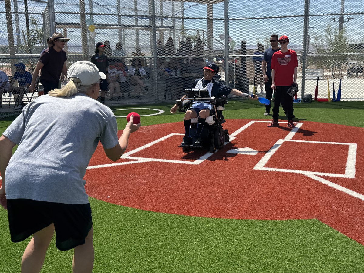 ClarkCountyNV's tweet image. Couldn't ask for a better day to open our expanded baseball complex at Desert Breeze Park in west Las #Vegas.
⚾️
The new facility includes 4 new diamonds and the County's first special needs adaptive field. It's named after the late Mike Aker, a longtime @LittleLeague supporter.
