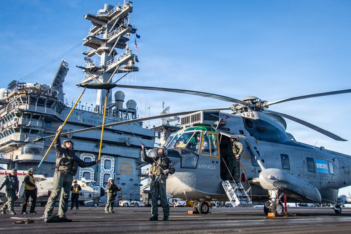 Roberto_yeager's tweet photo. Me sigue pareciendo precioso😍Un #Sikorsky SH-3H #SeaKing de la 2ª Escuadrilla Aeronaval de Helicopteros de la #ArmadaArgentina aterrizando sobre el #CVN68 #USSNimitz (#USNavy  photo by Mass Communication Specialist 2nd Class Jaron Wills) #SH3H https://t.co/q0owDNLF4Z