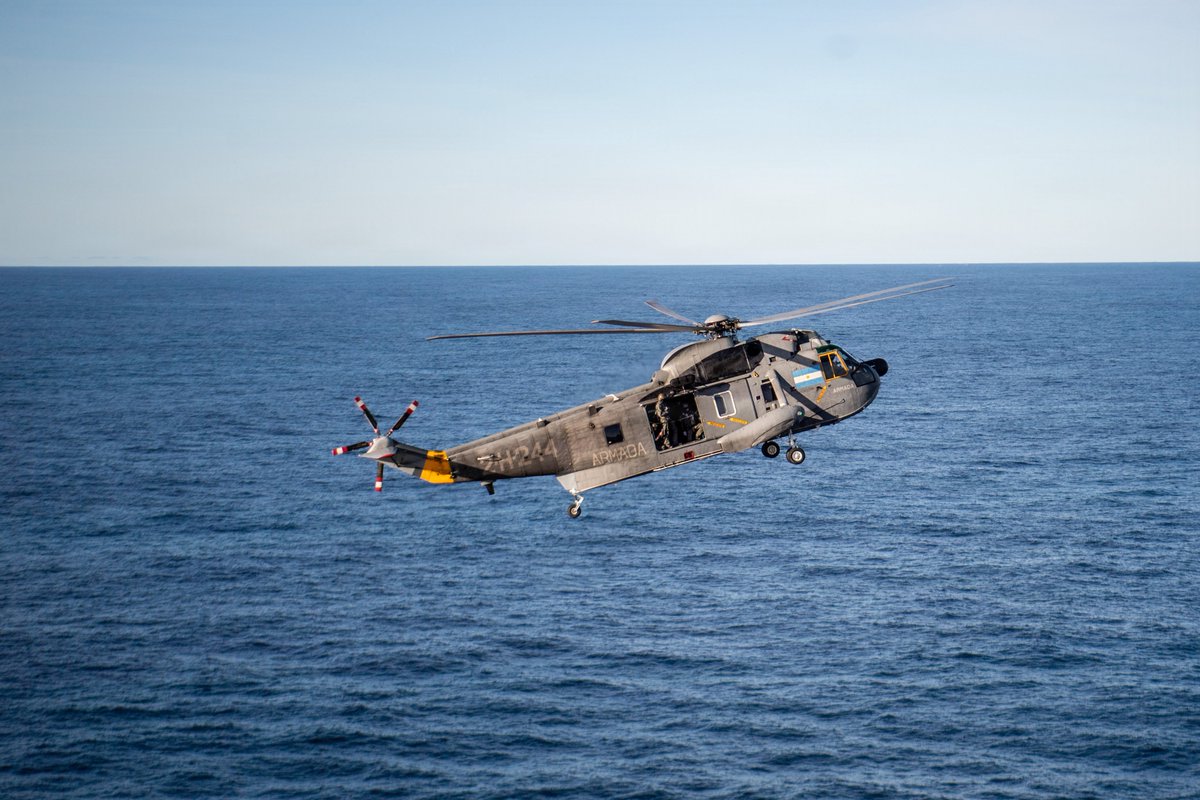 Roberto_yeager's tweet photo. Me sigue pareciendo precioso😍Un #Sikorsky SH-3H #SeaKing de la 2ª Escuadrilla Aeronaval de Helicopteros de la #ArmadaArgentina aterrizando sobre el #CVN68 #USSNimitz (#USNavy  photo by Mass Communication Specialist 2nd Class Jaron Wills) #SH3H https://t.co/q0owDNLF4Z