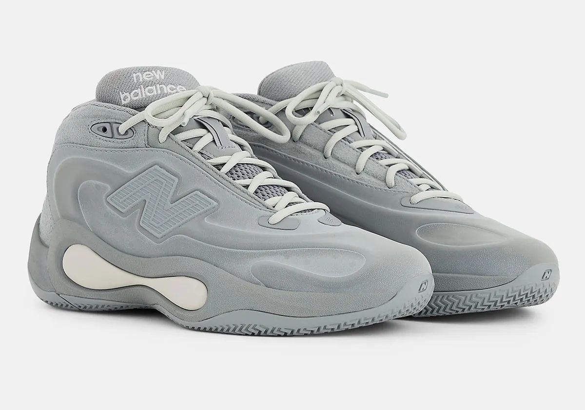 Sneaker News tweet media