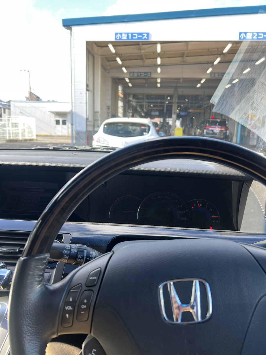 goro25de's tweet photo. 私ごとではありますが、ファミリーカー買いました！
エリシオンプレステージの本革、サンルーフでございます。
岩手から昨年引っ張ってきて、今年自分で中古新規に行って登録しました😁
スカイラインは、駄目な所のメンテとトランクの錆穴修理で最低50万はかかるので
一旦貯金でおやすみです😢 https://t.co/EsSMnSFIgm