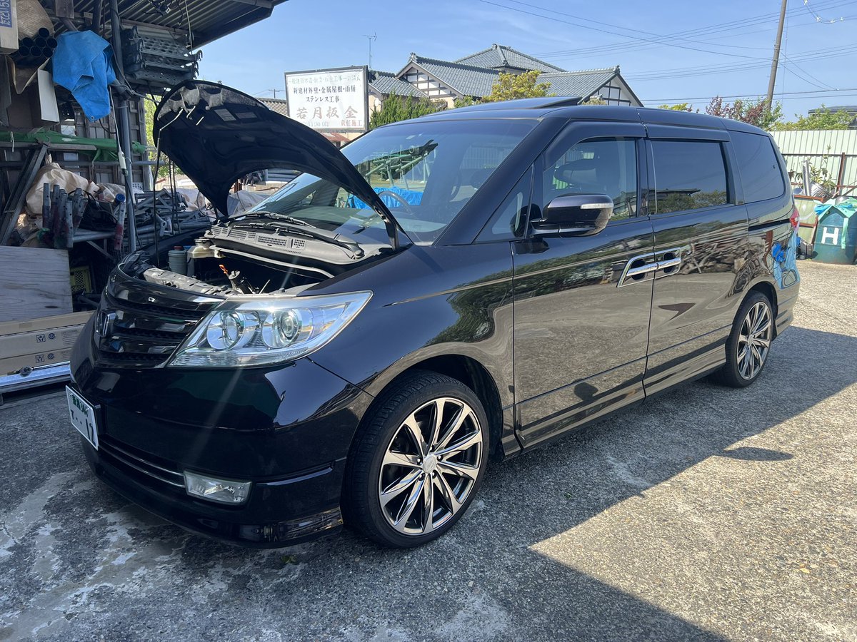 goro25de's tweet photo. 私ごとではありますが、ファミリーカー買いました！
エリシオンプレステージの本革、サンルーフでございます。
岩手から昨年引っ張ってきて、今年自分で中古新規に行って登録しました😁
スカイラインは、駄目な所のメンテとトランクの錆穴修理で最低50万はかかるので
一旦貯金でおやすみです😢 https://t.co/EsSMnSFIgm