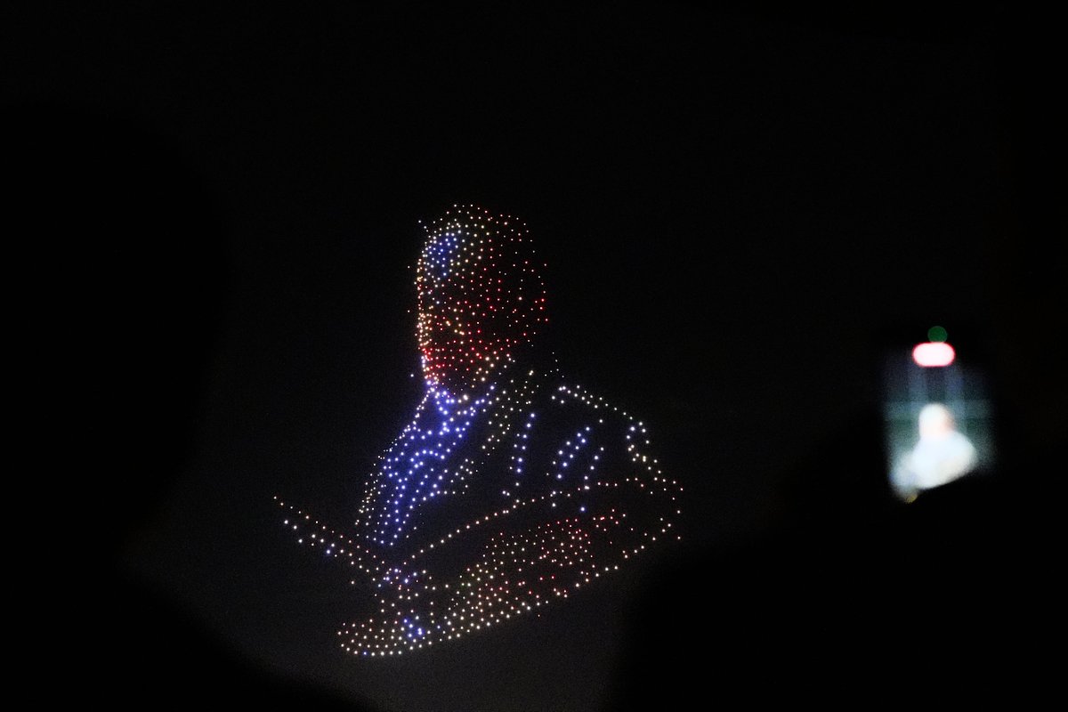 DigitalCMadrid's tweet image. 🇪🇸 La @ComunidadMadrid celebra el #2deMayo con 1.000 drones en un espectáculo inédito en España.

👉 10 escenas han recorrido la historia, símbolos y cultura de la región en un espectáculo único que ha combinado #innovación y patrimonio.

+Info: c.madrid/7lfzb