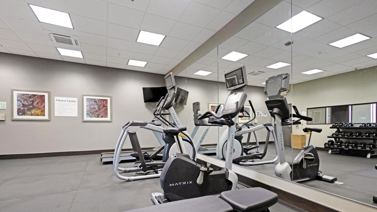 HolidayTxkConvC's tweet image. No need to stress about how you're going to get those #reps in during your #travels. From #cardio equipment to free #weights, our fitness center has everything you need to get in a good #workout. 💪Book your stay today!  bit.ly/2IQYSg9