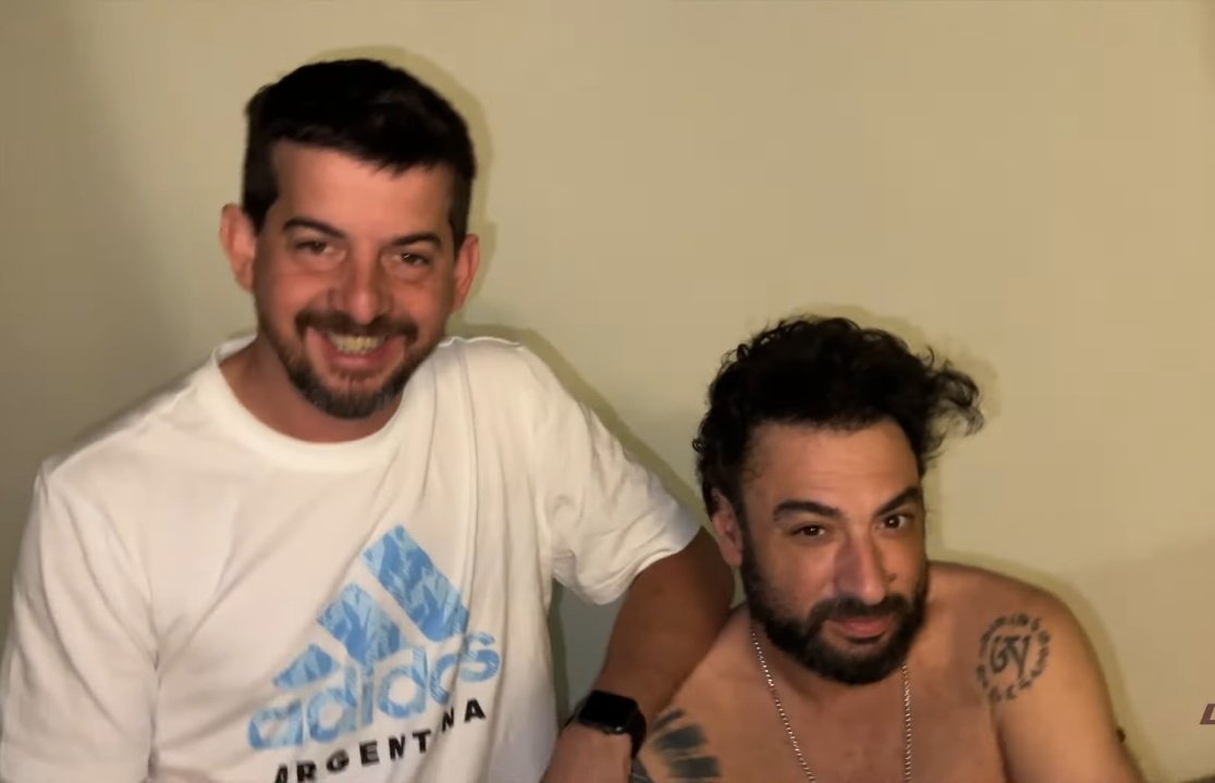 NO ES IA. Ayer el hermano de un amigo se encontró a este sujeto. Hombre vencido y meado. Lo banco igual.