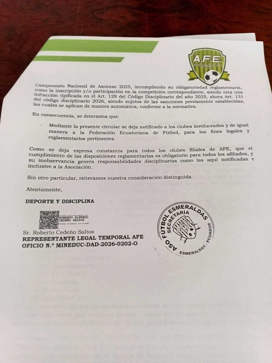 Anthony54569973's tweet photo. DURO GOLPE AL FÚTBOL ESMERALDEÑO!
9 Equipos en 2da de Esmeraldas suspendidos por 5 años. El balompié de la provincia recibe un sacudón histórico: nueve equipos de la segunda categoría han sido sancionados con la suspensión de sus derechos deportivos por cinco años. Una decisión tajante que deja fuera de competencia a clubes tradicionales como 5 de Agosto, Atacames SC, Atlético Valencia, Esmeraldas Petrolero, Esmeraldas FC, Inter-Muisne, Juventus, Rocafuerte y Quinindé SC.
La razón es contundente: no participaron en el torneo provincial de segunda categoría en la temporada 2025, una omisión que hoy pasa factura con una de las sanciones más severas de los últimos tiempos. El impacto es enorme: jugadores sin vitrina, hinchadas golpeadas y comunidades enteras que se quedan sin su pasión en la cancha.
PARA REFLEXIONAR :
El fútbol no solo se trata de talento y goles, también exige compromiso, responsabilidad y respeto por la competencia. Cuando un club abandona sus obligaciones, no solo se perjudica a sí mismo, sino a todo el ecosistema deportivo que depende de su participación.
Hoy, más que nunca, este episodio debe marcar un antes y un después. El deporte necesita dirigentes serios, proyectos sólidos y amor real por la camiseta, porque sin eso, el juego pierde su esencia… y las consecuencias terminan siendo devastadoras. 
@TotalFutbol_EC @profemendozadt @edi_zurita