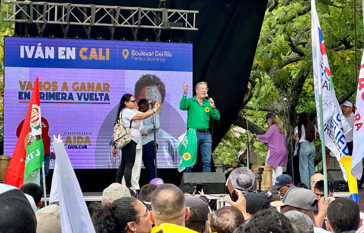 rodrisalazarco's tweet image. Con Iván en el Bulevar del Río.🌻🇨🇴

#AEstaHora en #Cali y junto a la #AlianzaPorLaVida respaldamos con firmeza a @IvanCepedaCast como candidato presidencial y a @aida_quilcue como su fórmula vicepresidencial. 

Colombia necesita un liderazgo con valentía, verdad y compromiso con