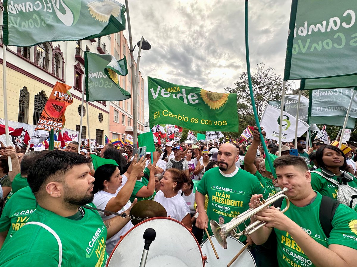 rodrisalazarco's tweet image. Con Iván en el Bulevar del Río.🌻🇨🇴

#AEstaHora en #Cali y junto a la #AlianzaPorLaVida respaldamos con firmeza a @IvanCepedaCast como candidato presidencial y a @aida_quilcue como su fórmula vicepresidencial. 

Colombia necesita un liderazgo con valentía, verdad y compromiso con