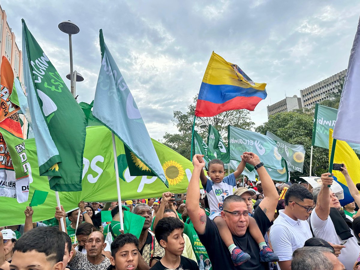rodrisalazarco's tweet image. Con Iván en el Bulevar del Río.🌻🇨🇴

#AEstaHora en #Cali y junto a la #AlianzaPorLaVida respaldamos con firmeza a @IvanCepedaCast como candidato presidencial y a @aida_quilcue como su fórmula vicepresidencial. 

Colombia necesita un liderazgo con valentía, verdad y compromiso con
