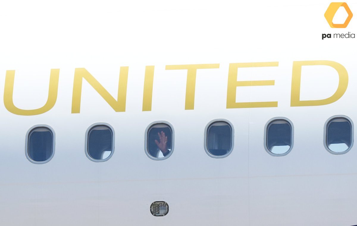 YuiMok's tweet image. King Charles III boards a plane, and waves from his window during departure, at L.F. Wade International Airport in St George's, at the end of his two-day state visit to Bermuda. #Royal #Bermuda #KingCharles
