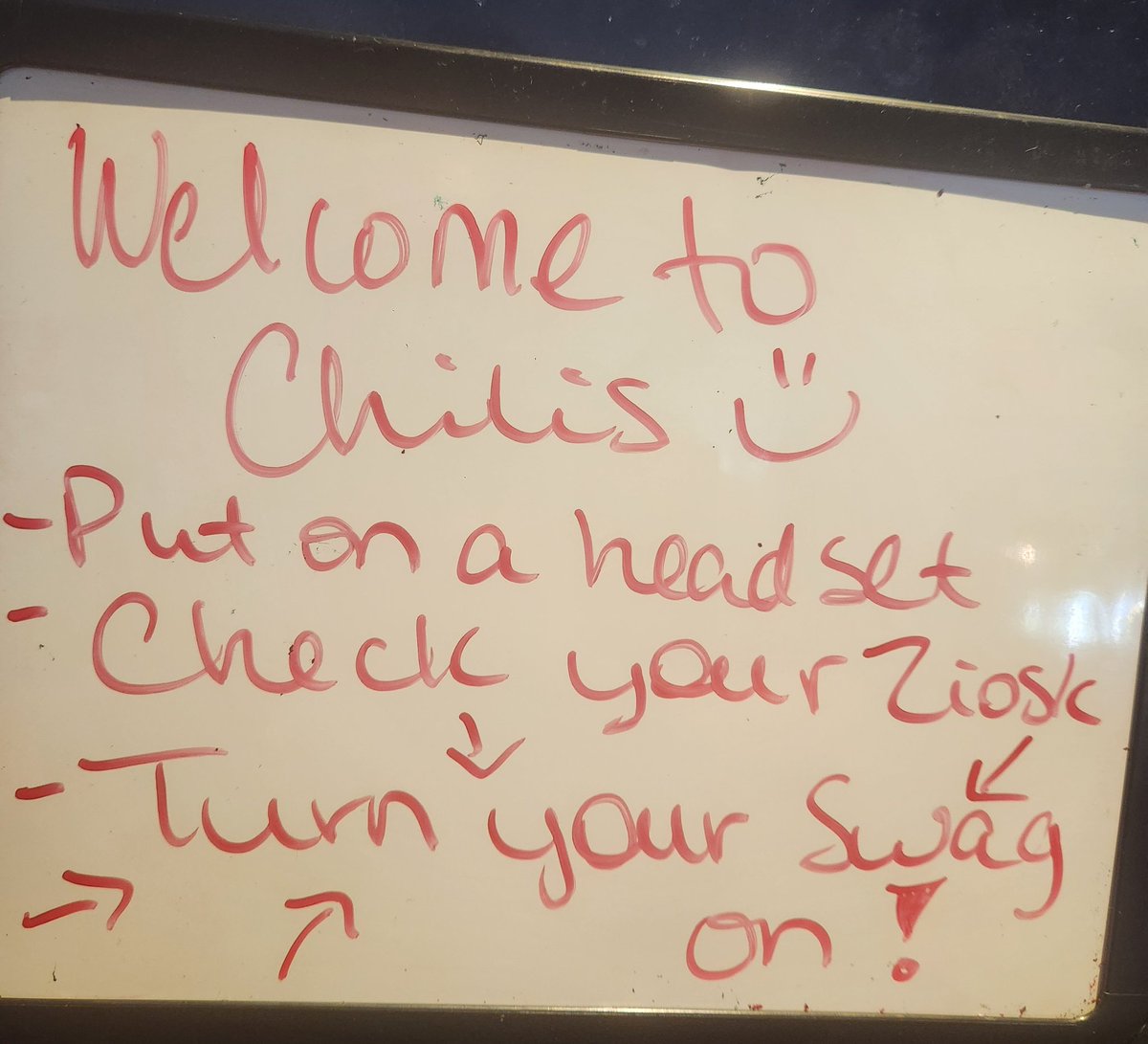 Chris03Trevino's tweet image. Cheers to Preston for always being willing to help everyone around him through the day, thanks for being a great example of what it means to be on a real team. 🌶 💚 #ChilisLove #DoWhatYouLove #SmilesForMiles #SaturdayVibes