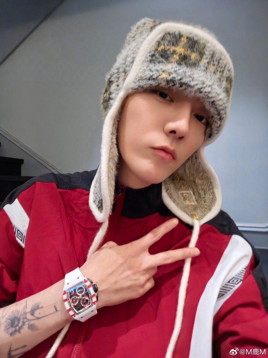 ChinaTeam_'s tweet photo. 📸260502 #LuHan en Weibo (1)

Han visto hoy (el programa) 5Ha ?
©LuHanInt

🤩❤️

#LuHan5H #吴亦凡 
China Team 🇨🇳 https://t.co/WUrGgBmFMx