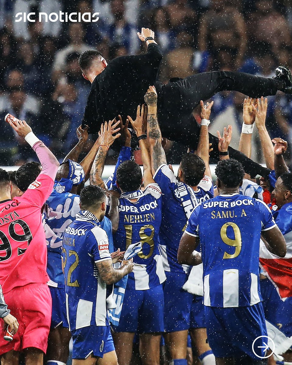 SICNoticias's tweet image. O plantel do FC Porto atirou Francesco Farioli ao ar durante os festejos do título. O técnico italiano, a cumprir a época de estreia em Portugal, acaba de conquistar o primeiro campeonato da carreira.

Acompanhe a festa em: bit.ly/4nbAxmC

#porto #portugal #campeao #news