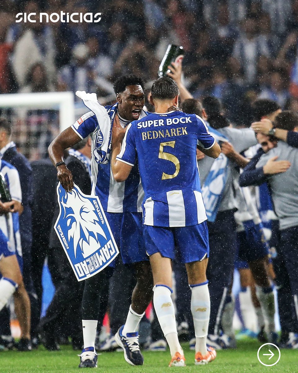 SICNoticias's tweet image. O plantel do FC Porto atirou Francesco Farioli ao ar durante os festejos do título. O técnico italiano, a cumprir a época de estreia em Portugal, acaba de conquistar o primeiro campeonato da carreira.

Acompanhe a festa em: bit.ly/4nbAxmC

#porto #portugal #campeao #news
