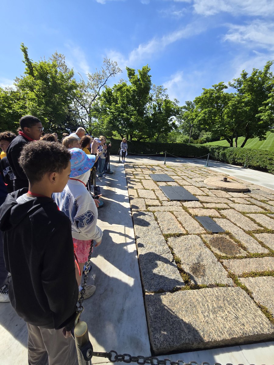 SpringerOGWA's tweet photo. 🇺🇸 Our 7th &amp; 8th graders had an unforgettable trip to Washington, D.C.! We explored memorials and museums—and had a rare, up-close glimpse of King Charles’ motorcade… he even waved right at us 👋🇬🇧. Another incredible Oliver Gale Washington Academy trip! https://t.co/CtehhOYDWP