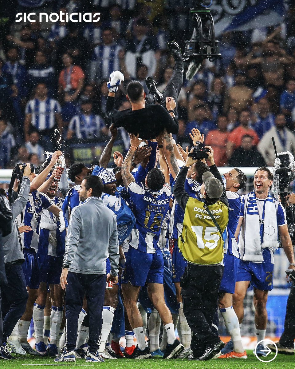 SICNoticias's tweet image. O plantel do FC Porto atirou Francesco Farioli ao ar durante os festejos do título. O técnico italiano, a cumprir a época de estreia em Portugal, acaba de conquistar o primeiro campeonato da carreira.

Acompanhe a festa em: bit.ly/4nbAxmC

#porto #portugal #campeao #news