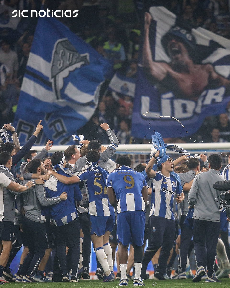 SICNoticias's tweet image. O plantel do FC Porto atirou Francesco Farioli ao ar durante os festejos do título. O técnico italiano, a cumprir a época de estreia em Portugal, acaba de conquistar o primeiro campeonato da carreira.

Acompanhe a festa em: bit.ly/4nbAxmC

#porto #portugal #campeao #news
