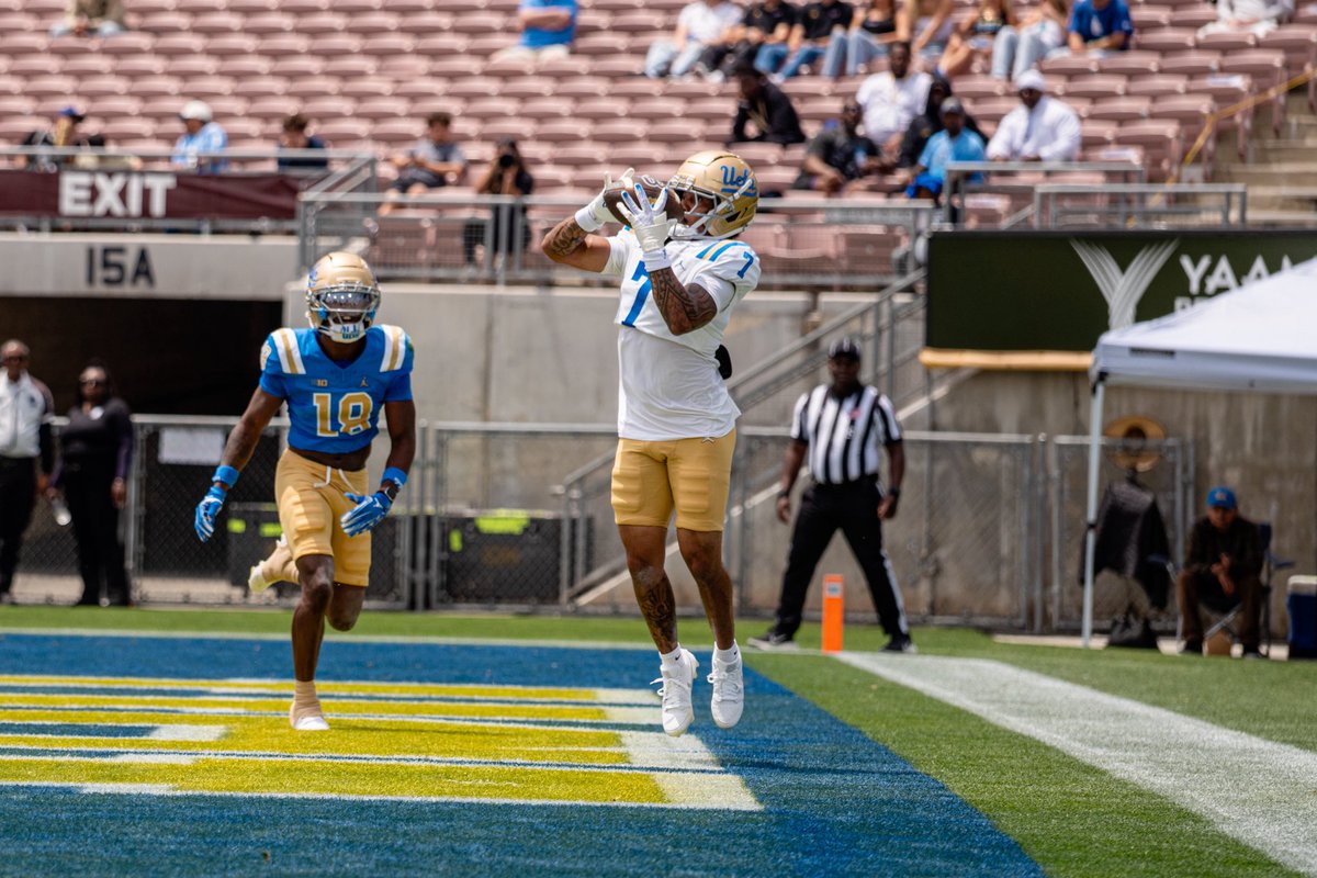 UCLAFootball's tweet photo. Both sides making PLAYS  🏈

#4sup https://t.co/wUFuU1hMJQ