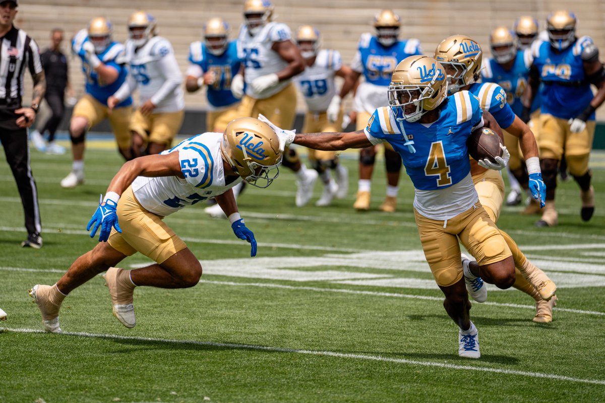 UCLAFootball's tweet photo. Both sides making PLAYS  🏈

#4sup https://t.co/wUFuU1hMJQ