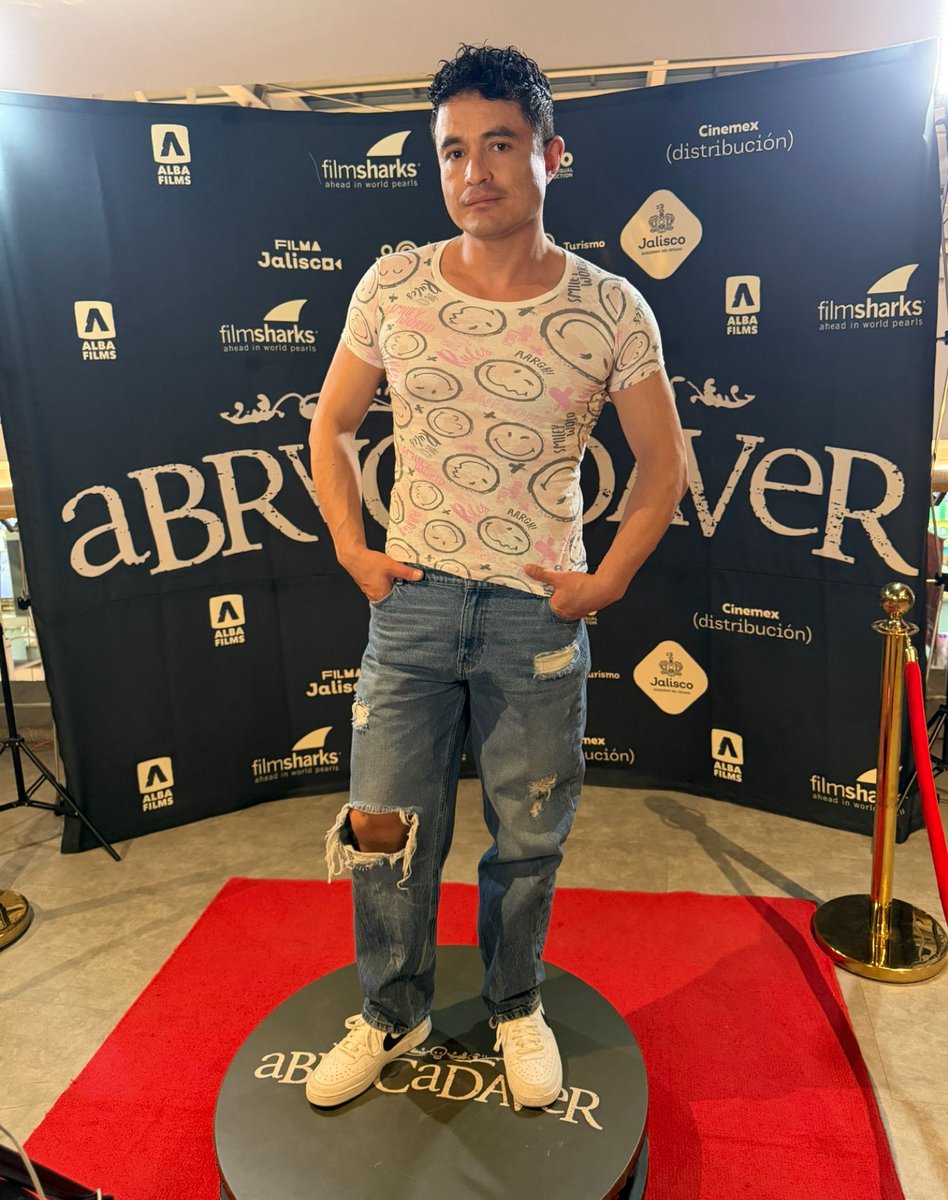 cesarloredo's tweet image. 1. Premiere @abracadaverthefilm en @cinemex 
2 y 3. Con una de las Protagonistas de la Película @corona_denisse 
4. Con mis compañeros de la Agencia @mimicarrilloagency , @mmorales.2107 @guadalupesaenz_actriz @osvaldo_ortizmx 

#cinemex #premiere #cine #estreno #cinemexicano