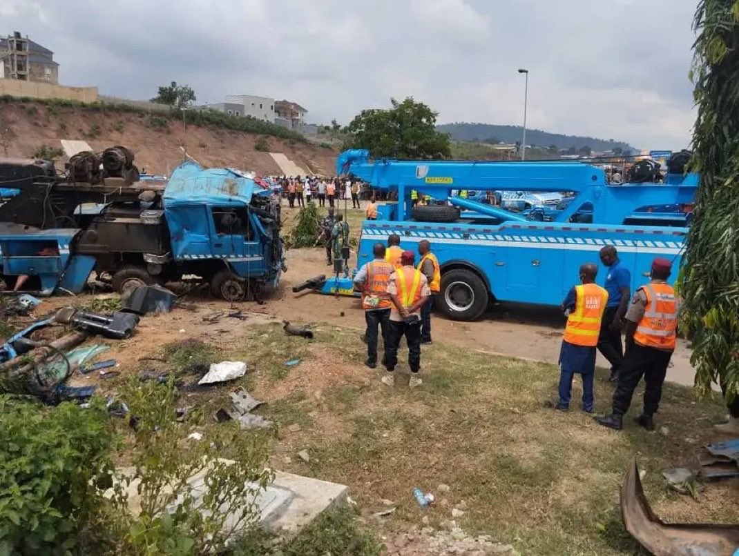DailyObserverNG's tweet image. At least 3 feared dead as Medical and Health Workers’ Union of Nigeria members from Ekiti Local Government branch of Kwara state have died in a fatal lone road crash along the OkeOnigbin–Omu-Aran highway shortly after participating in this year’s Workers’ Day celebrations #ilorin
