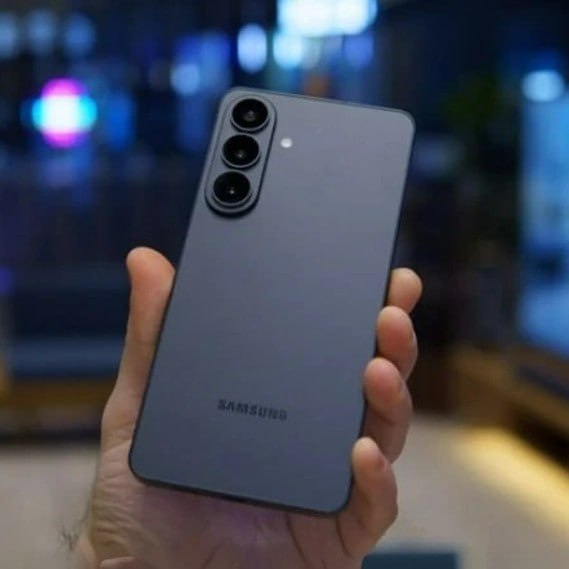 TopaOferta4's tweet image. MENOR PREÇO EM TEMPOS NO S26 DE 512GB‼️ LANÇAMENTO DA SAMSUNG 🤯

Aplique o cupom de 40% OFF abaixo do valor para chegar no desconto

*Samsung Galaxy S26 5G, 512GB, 12GB RAM*
🔥 R$ 4.199,50 via pix

🛒Compre aqui: amzn.to/3P17SUy

#CUPOM #Promo #GalaxyS26
