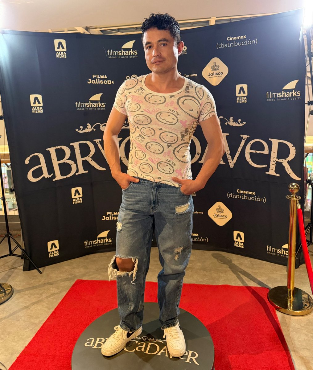 cesarloredo's tweet image. 5. Con mis compañeros de la Agencia @mimicarrilloagency , @mmorales.2107 @guadalupesaenz_actriz @osvaldo_ortizmx 
6. Una más del buen @cesarloredo 👨🏼‍🎤 

#cinemex #premiere #cine #estreno #cinemexicano