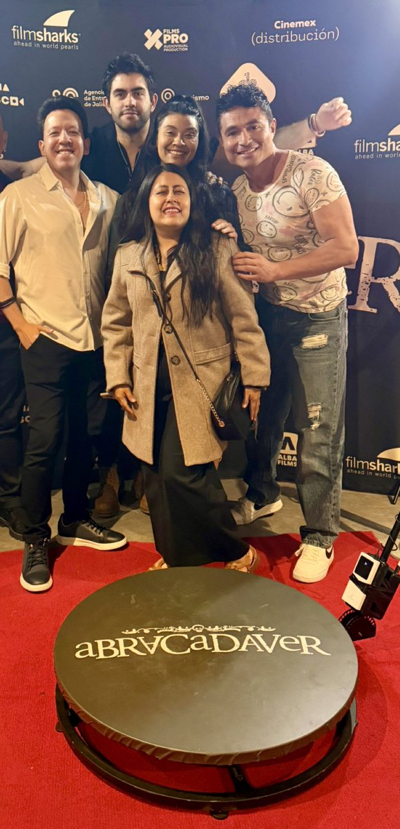 cesarloredo's tweet image. 5. Con mis compañeros de la Agencia @mimicarrilloagency , @mmorales.2107 @guadalupesaenz_actriz @osvaldo_ortizmx 
6. Una más del buen @cesarloredo 👨🏼‍🎤 

#cinemex #premiere #cine #estreno #cinemexicano
