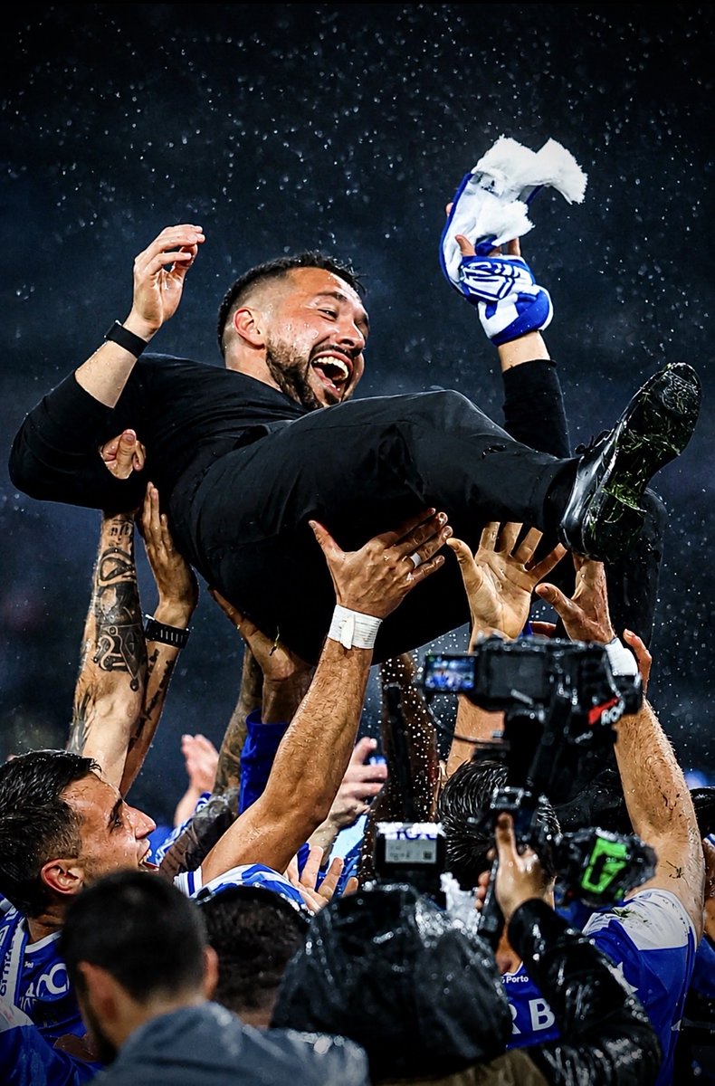 UM ETERNO OBRIGADO MISTER FARIOLI! 💙 <a href="/FCPorto/">FC Porto</a> <a href="/france_fario/">Francesco Farioli</a>