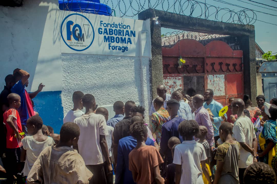 GlodiLongi07's tweet photo. L'infatigable père des vulnérables a encore frappé👊

INAUGURATION D’UN FORAGE D’EAU PAR L’HONORABLE @GaborienM

Dans le quartier Mfumu-Nkento,la population éprouvait de grandes difficultés d’accès à l’eau potable
À travers la FOGM, l’Honorable @GaborienM a offert un forage d’eau https://t.co/hBPM4W8irY
