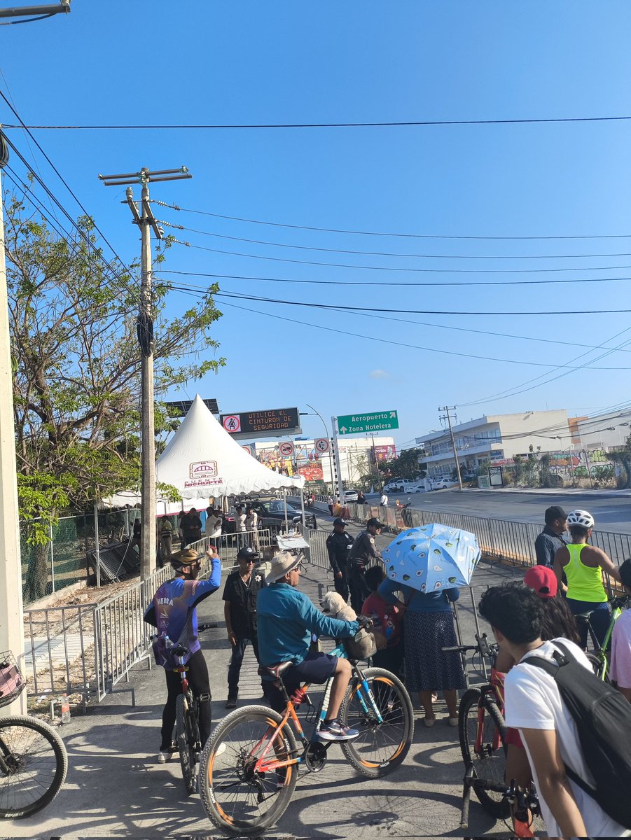GermanOcaa3's tweet photo. Que se llenó el puente @MaraLezama 
Y ya no están dejando subir a los 30 minutos de inicio. #PuenteNichupté https://t.co/4wuksG3YBB