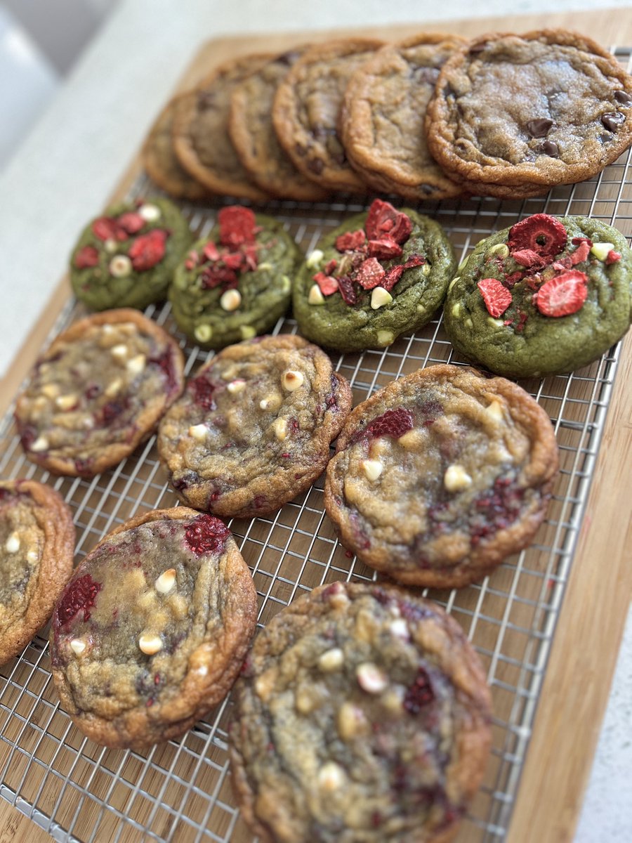 btwirene's tweet photo. Made cookies!! 🍪 

White chocolate raspberry
Brown butter matcha white chocolate w/ freeze dried strawberries 
Brown butter chocolate chip https://t.co/0n5pgmeHsl