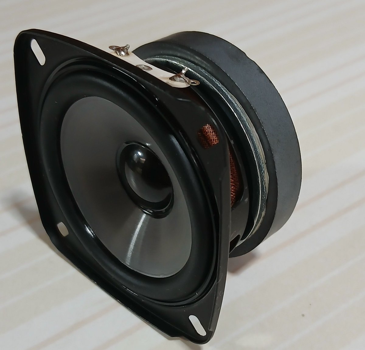 OSMJFclIKD65398's tweet image. #audio #speaker #stereo #DIYaudio

取り寄せた6.5cmフルレンジスピーカーユニットです。
『4Ω  10W』とマグネットに書かれています。許容入力でしょう。
実際には1Wでもかなりの音量になります。
#スピーカーユニット #ヤフーショッピング