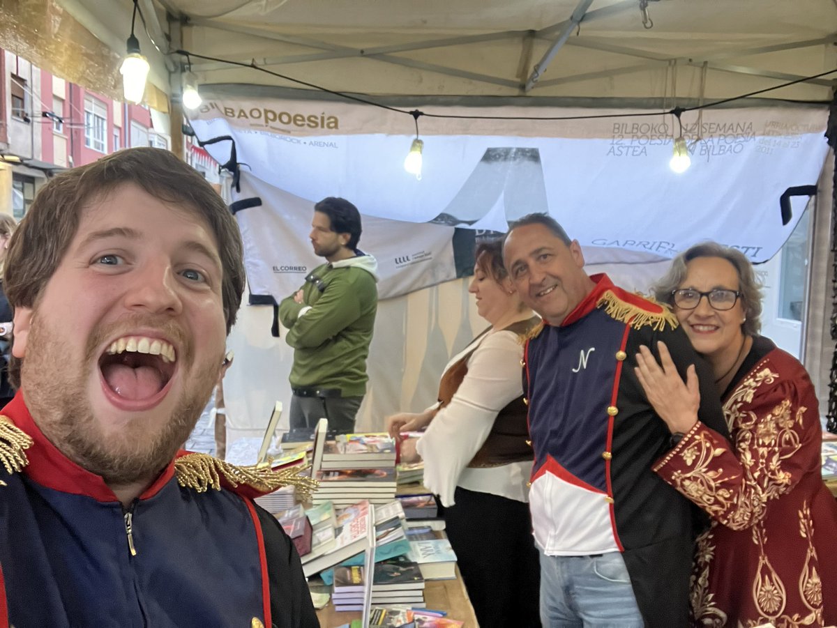 AlejandAlcalde's tweet image. ¡¡¡Repitiendo en la feria con más ventas, más autores y más de todo!!!
#novela #novel #book #libro #feria