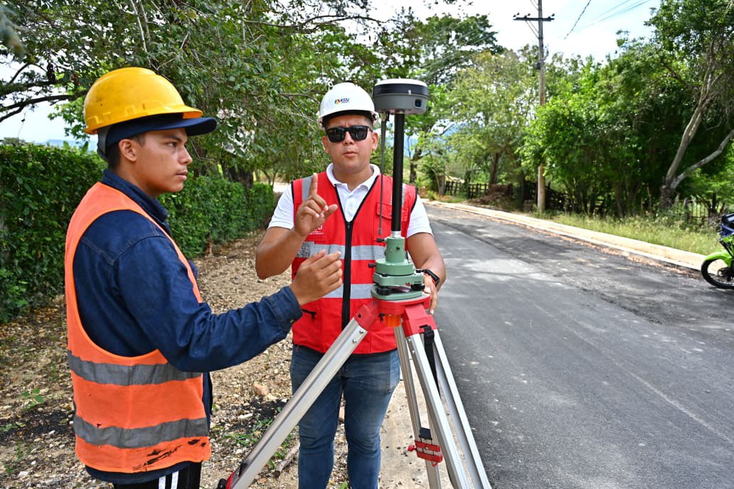 Asignamos los recursos para el mejoramiento y rehabilitación de la vía #Ricaurte–#Sopapo–#AguaDeDios. Son $6.754 millones de inversión para mejorar 2 kilómetros de vía, en dos tramos: 1,5 km en Agua de Dios y 590 metros en Ricaurte, sector Tigrera. La obra ya alcanza un 92% de