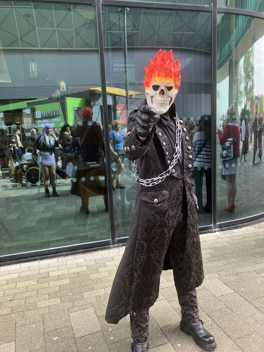 Holly__Storm's tweet image. Stranger Things Comic Con extravaganza!! So many kind people and incredible costumes! Next time though I’ll definitely try to do more 💜🩵💙💫✨ #cosplay #comiccon #strangerthings #doctorwho #fyp