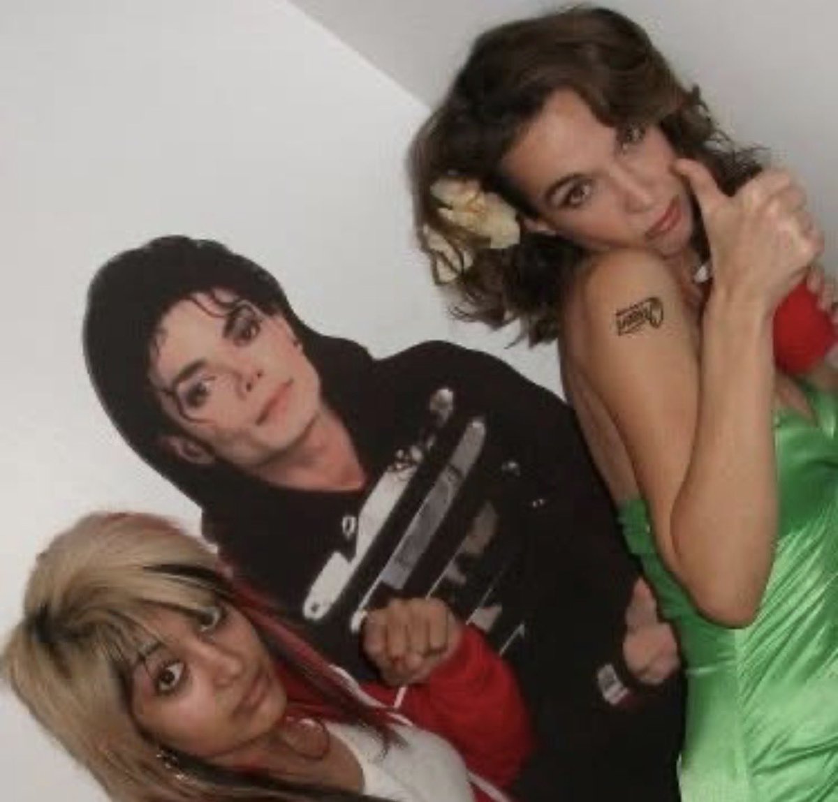 ManyLivesLadyM's tweet image. That time I had an MJ Party #Throwback #MichaelJackson 🎉🧤