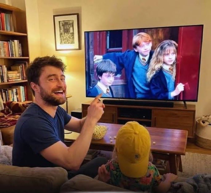 221radio's tweet image. #221Radio | #HarryPotter

📽️ Se hizo viral la imagen de Daniel Radcliffe viendo la saga de Harry Potter con su hijo, quien aún ignora que su papá es el actor principal 👇

📻 FM 103.1 - 221radio.com.ar