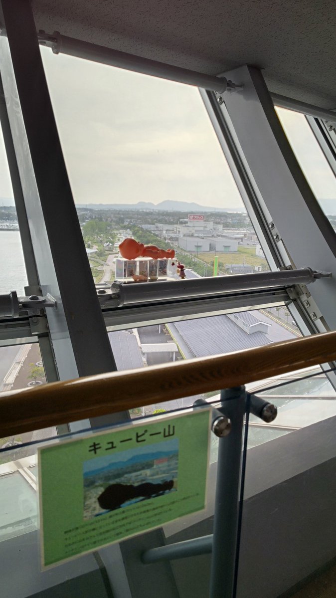 zassyoku_guma's tweet image. せっかくなのでタワー上がってみました。べた踏み坂見えた。キューピー山は初めて知ったなぁ、阿蘇の涅槃像みたいなものかな。シャウラパネル位置わかりにくいので親切案内ありがたい。
#リゼロ #rezero