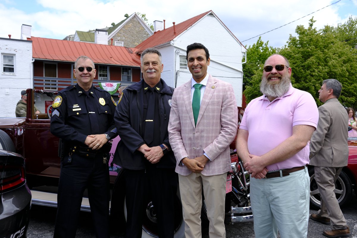 SuhasforVA's tweet photo. Happy Apple Blossom Festival from Winchester! Thanks Mayor Mike Diaz and Council Member Mariah Smith for letting me ride in the Stephens City car. https://t.co/fZlpD58nPy