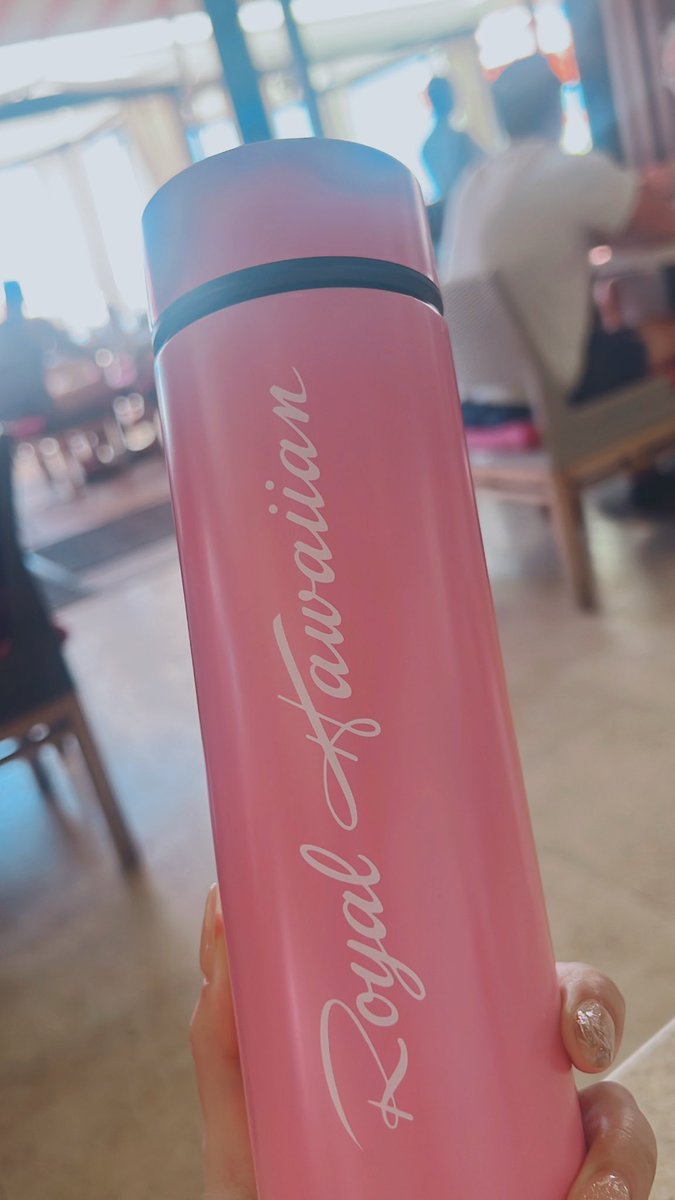 spoon_iori's tweet photo. ホノルルはロイヤルハワイアン泊🎀ペットボトルの水廃止されてタンブラーで水汲むシステムに変わってた！ https://t.co/h9t4CtDsCC